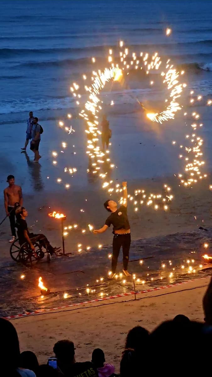 ดูโชว์ควงกระบองไฟ (Fire Show) ริมหาดอ่าวนาง กระบี่ พิกัดที่เที่ยวยามค่ำคืนสุดฮิต